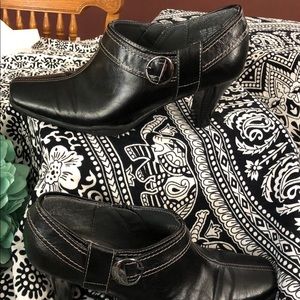 A2 Aerosoles black booties